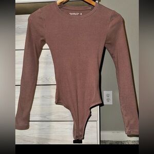 Abercrombie Long Sleeve Ribbed Bodysuit Dusty Mauve Brown Color Size XXS